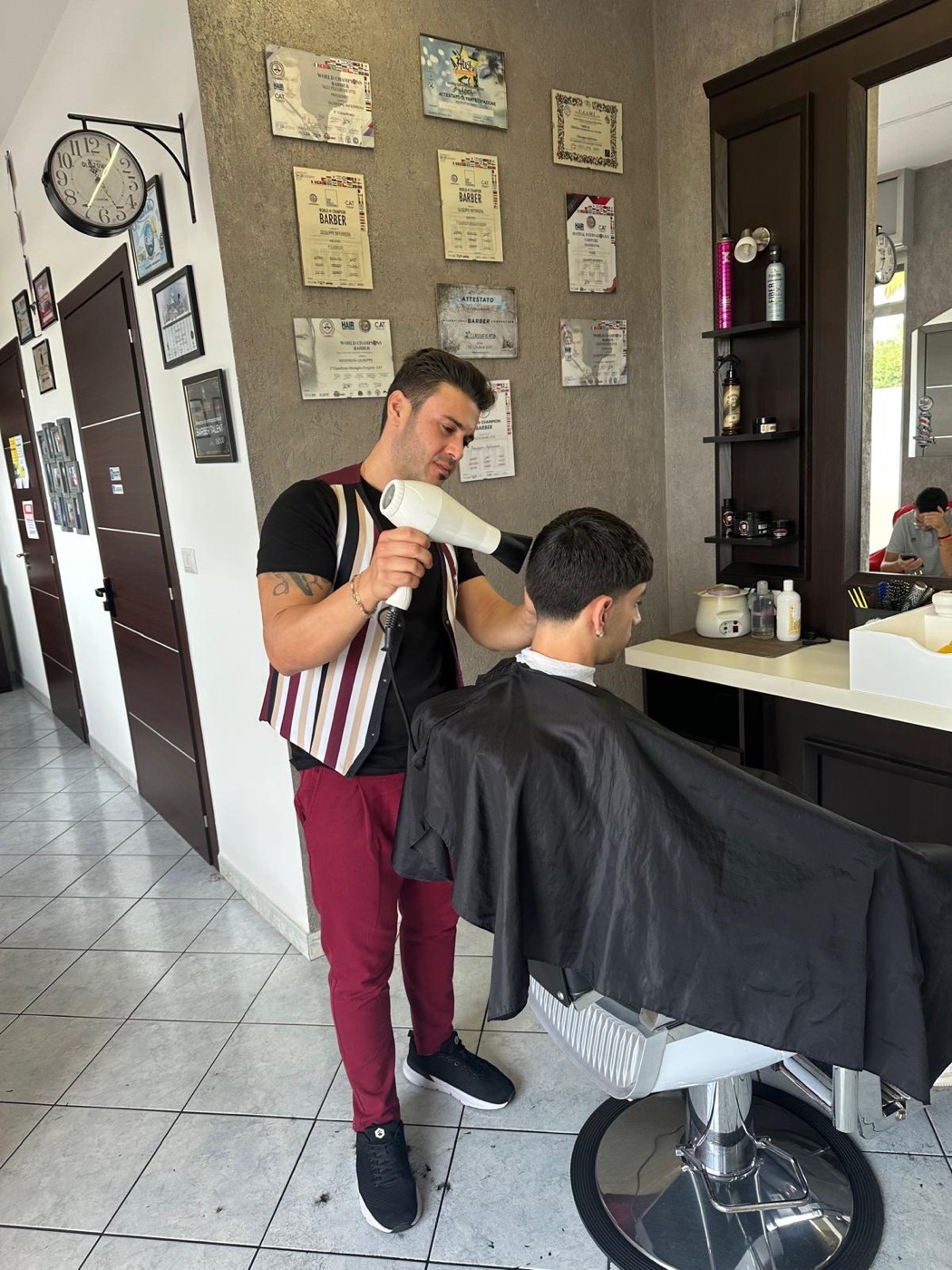 Un taglio in corso nella barberia